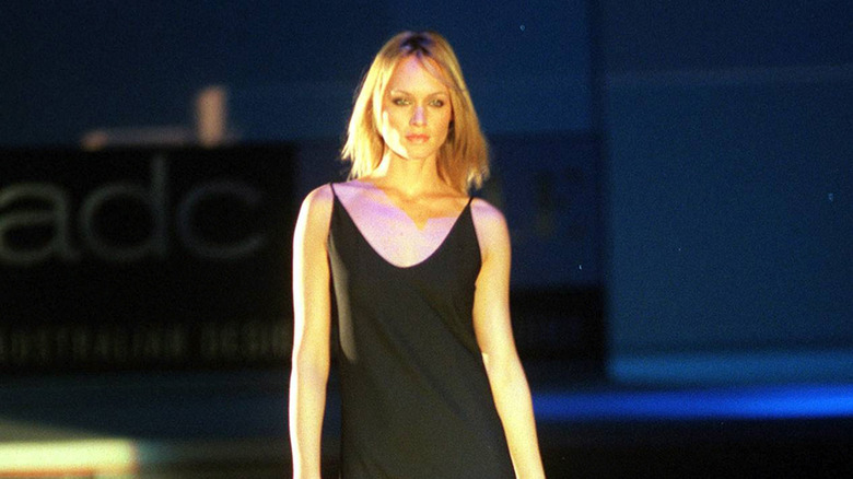 Amber Valletta walking down a runway