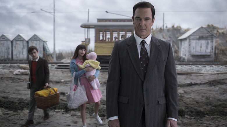 Lemony Snicket with Baudelaire children behind him