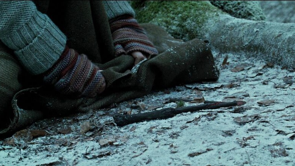 Harry Potter broken wand in The Deathly Hallows