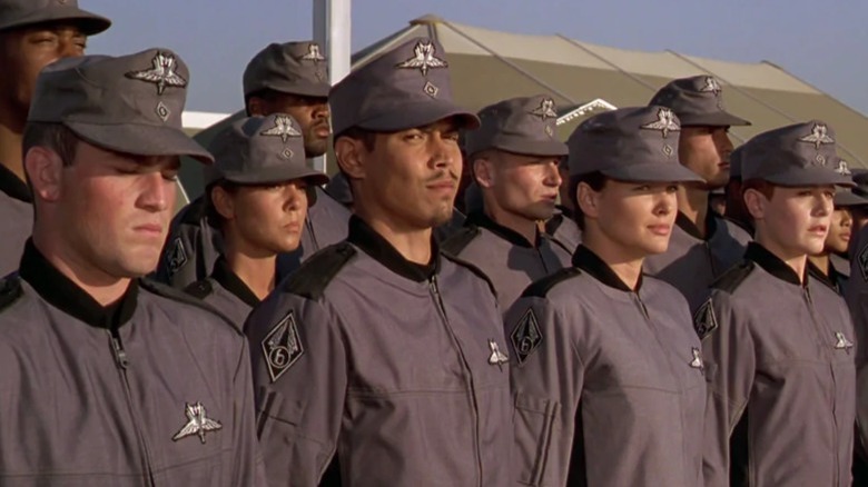 Anthony Ruivivar and others in Starship Troopers