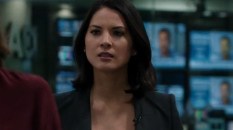 Olivia Munn talks with the boss in The Newsroom