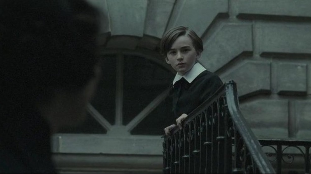 Isaac Hempstead Wright Tom Hill looking over railing