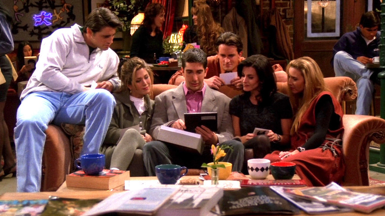 Friends main cast sitting in Central Perk