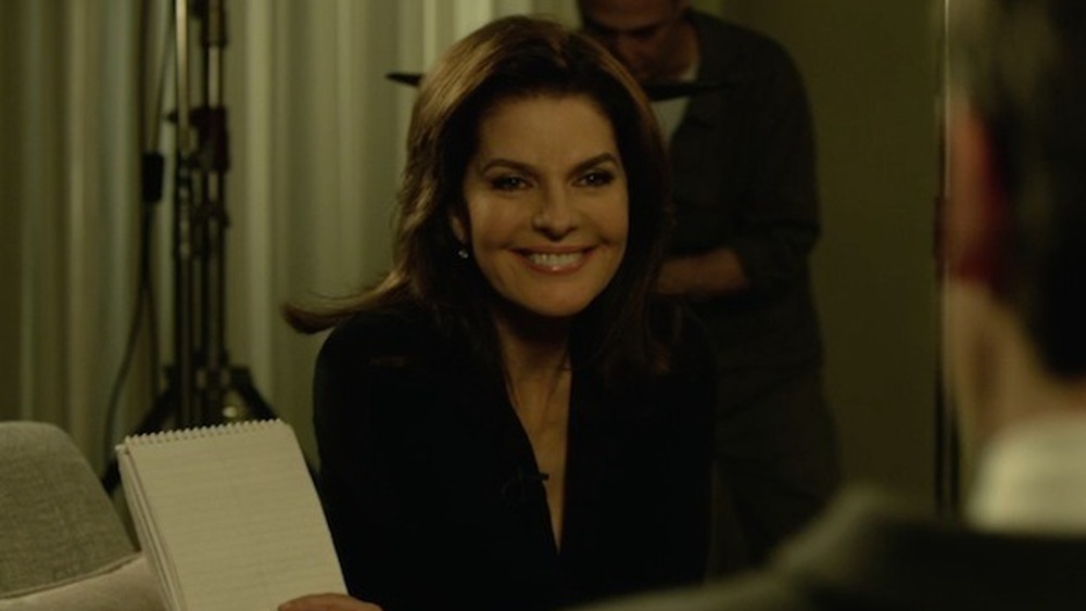 Sela Ward holding notepad