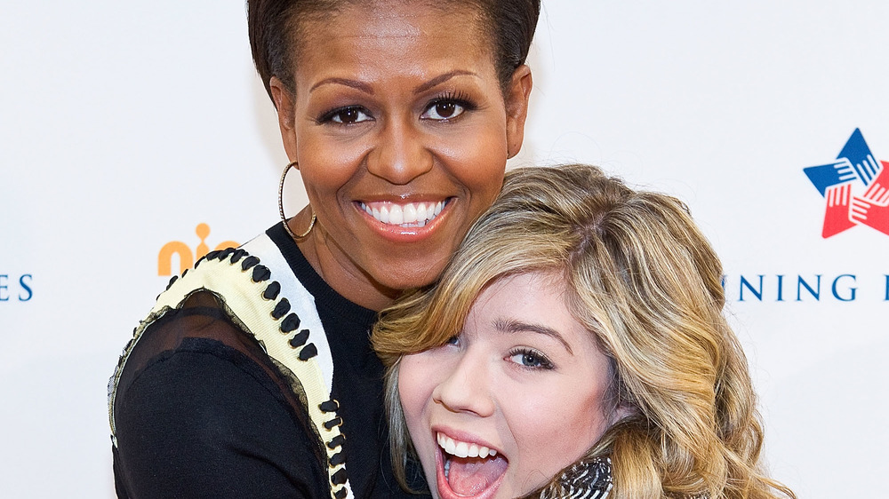 Jennette McCurdy poses with Michelle Obama