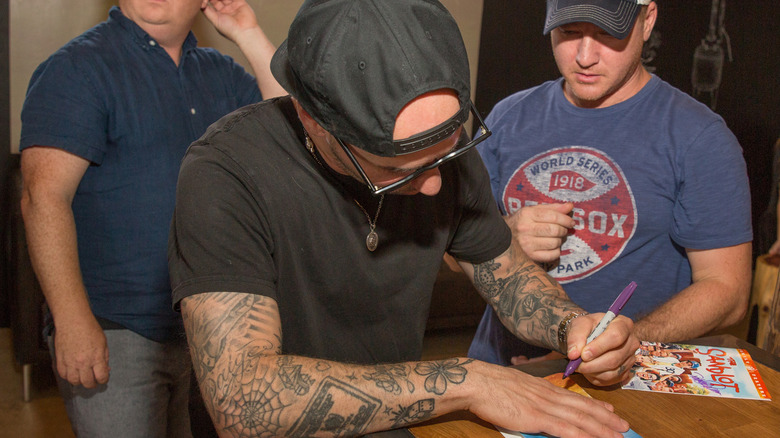 Chauncey Leopardi signing autographs