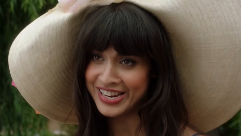 Tahani with big hat