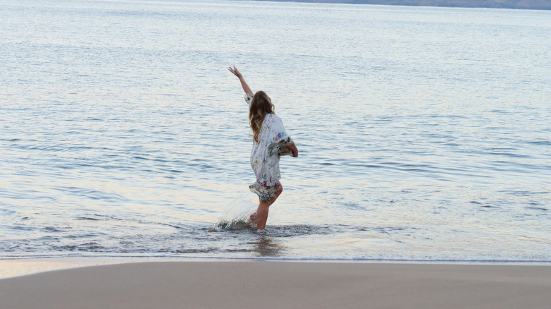 Natasha throws her moms ashes into the ocean