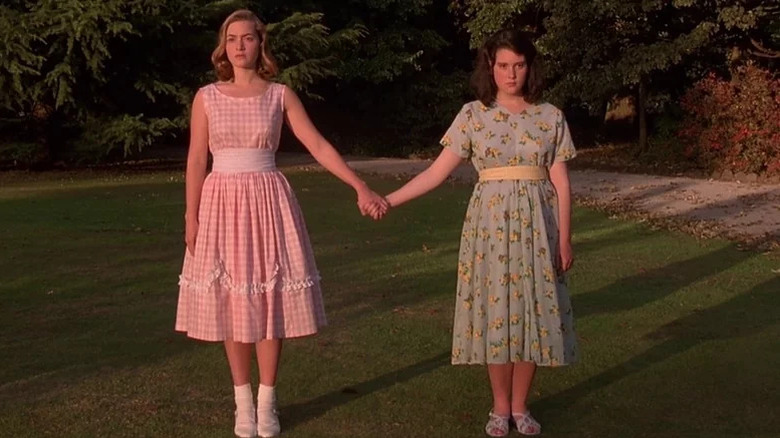 Heavenly Creatures Juliet, Pauline hold hands