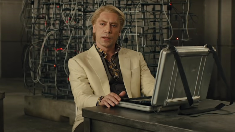 Raoul Silva using a laptop