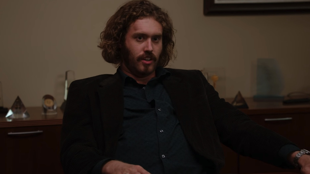 Erlich Bachman sitting down