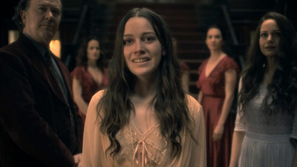 Victoria Pedretti as Nell Cain with her family on The Haunting of Hill House on Netflix