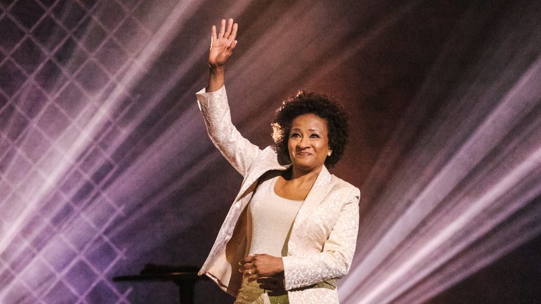 Wanda Sykes waving to the audience