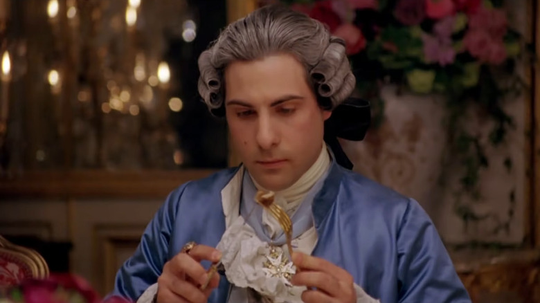 Louie XVI wearing a wig and eating