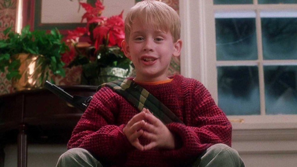 Kevin sitting with his BB gun in Home Alone