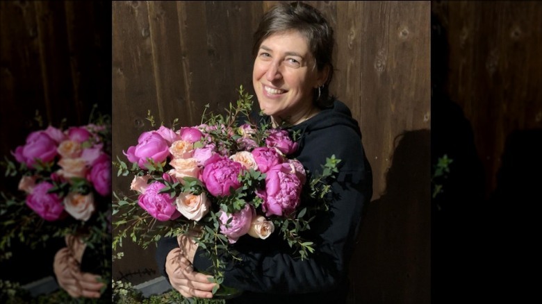 Mayim Bialik holding bouquet