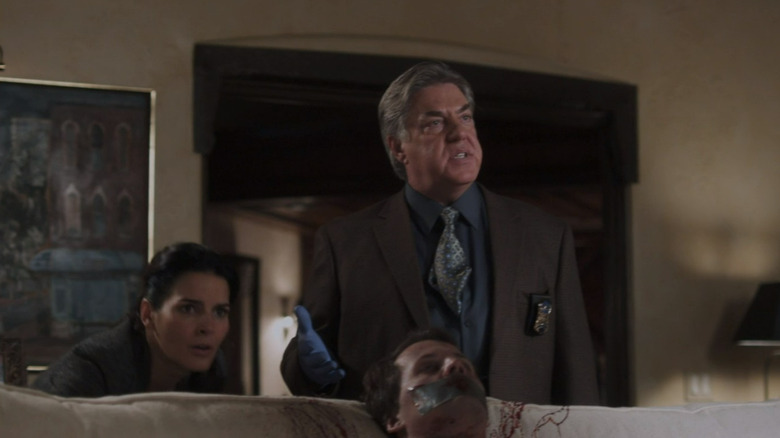 Rizzoli and Korsak investigating a death