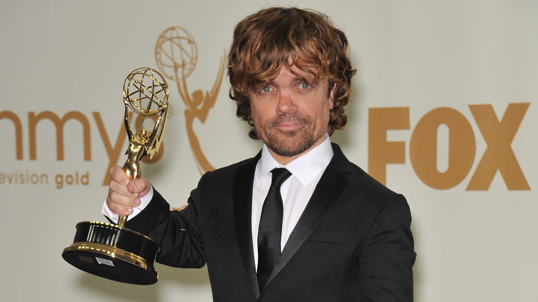 Peter Dinklage holds his Emmy