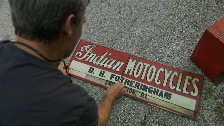 Mike Wolfe reconstructs the sign