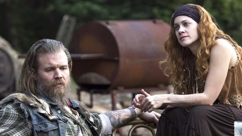 Opie sitting down with Lyla in Sons of Anarchy