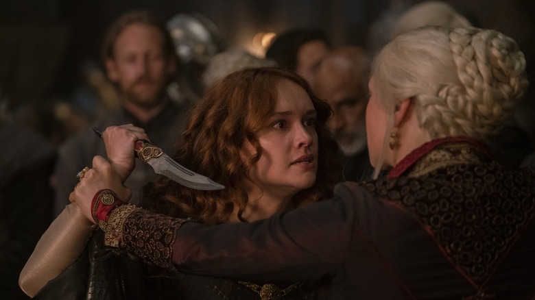 Alicent threatening Rhaenyra with a dagger in Episode 7