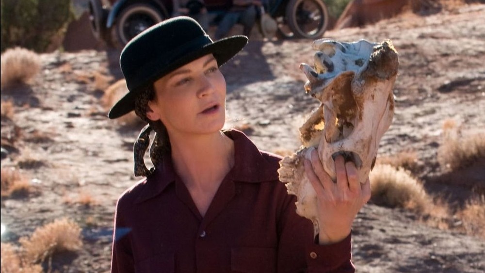 Georgia O'Keeffe holding skull desert