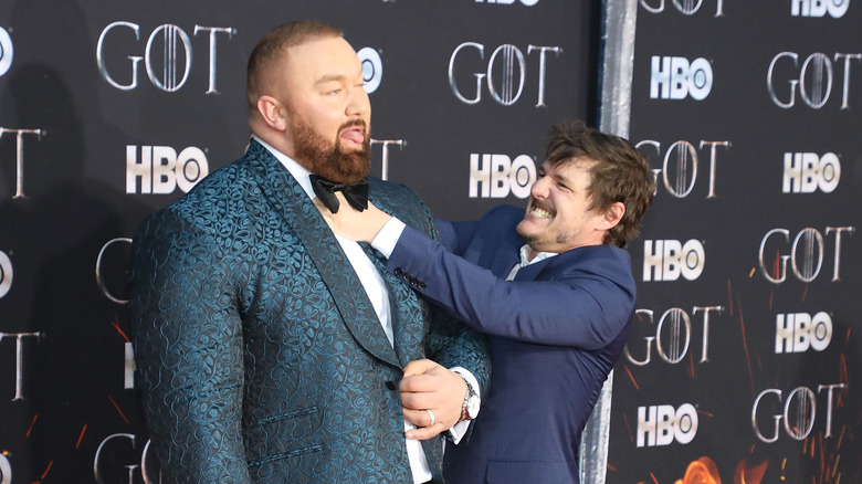 Pedro Pascal pretends to choke Hafþór Júlíus Björnsson