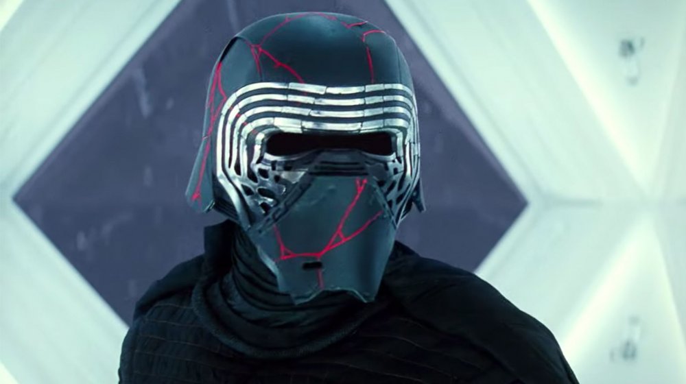 Kylo Ren new helmet in The Rise of Skywalker