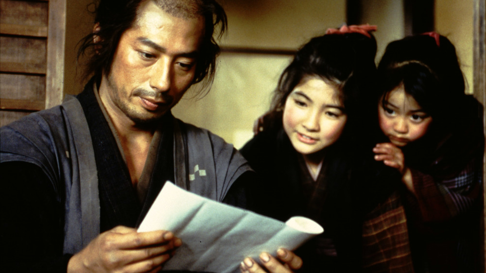 Seibei reading note with his daughters