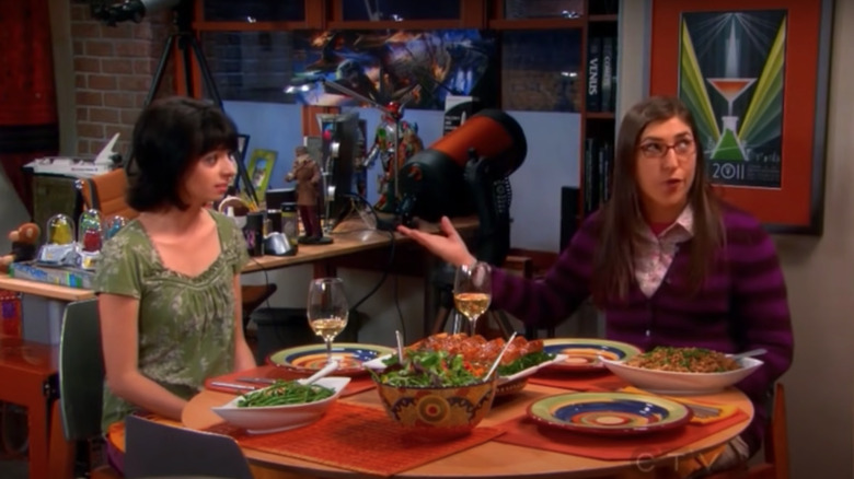 Mayim Bialik and Kate Micucci eating dinner