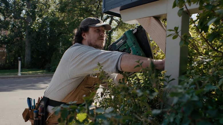 Buell fixing mailbox