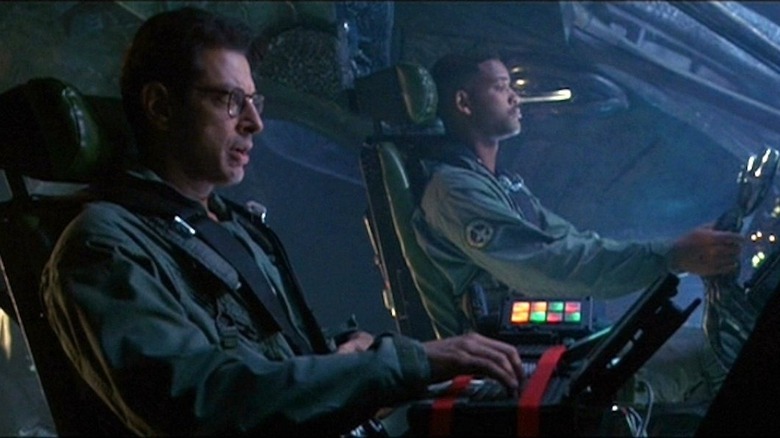 Jeff Goldblum and Will Smith piloting plane