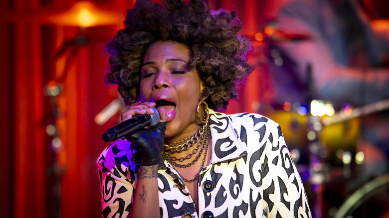 Macy Gray sings