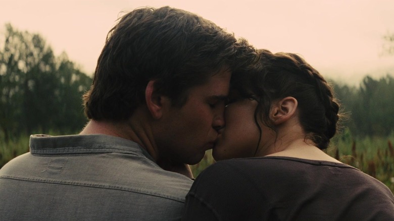 Katniss and Gale kissing