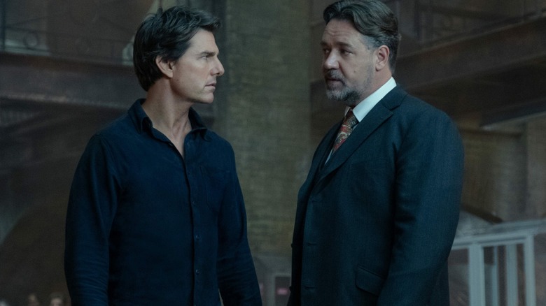 Tom Cruise and Russell Crowe talking