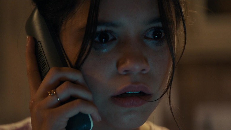 Jenna Ortega in Scream holding a phone