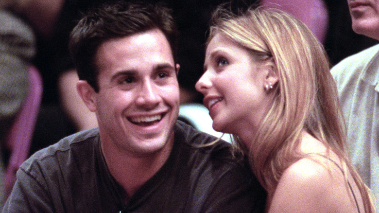 Freddie Prinze Jr. and Sarah Michelle Gellar at a New York Knicks game at Madison Square Garden in May 2000