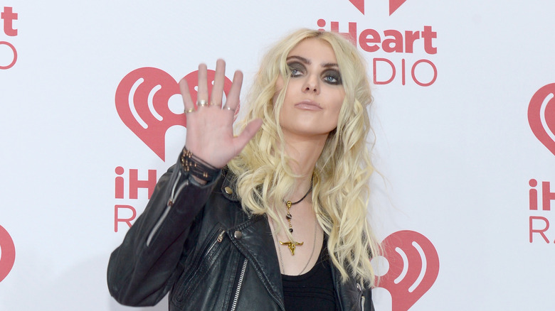 Taylor Momsen waving