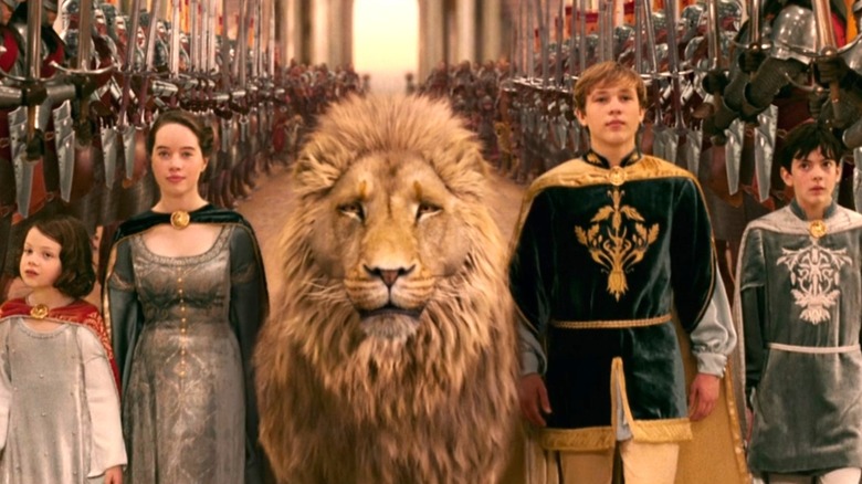 Lucy, Susan, Aslan, Peter, Edmund in a row