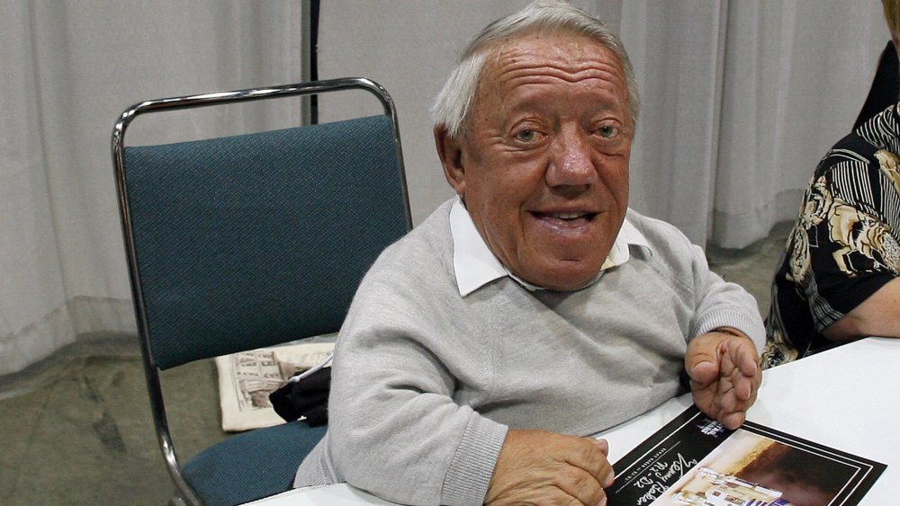 R2-D2 actor Kenny Baker signing autographs