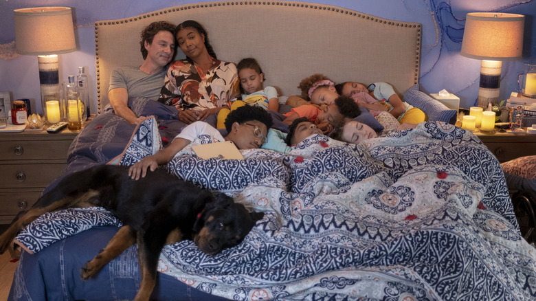 The Cheaper by the Dozen cast, Zach Braff, and Gabrielle Union sharing a bed