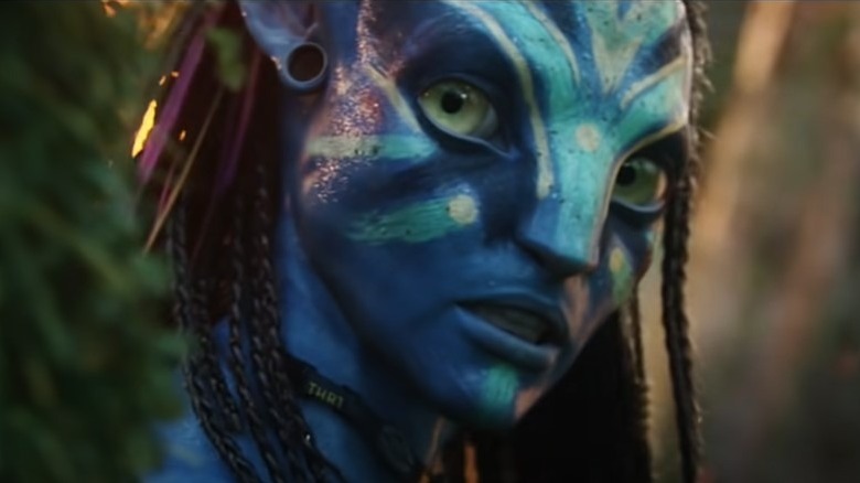 Neytiri looking behind her