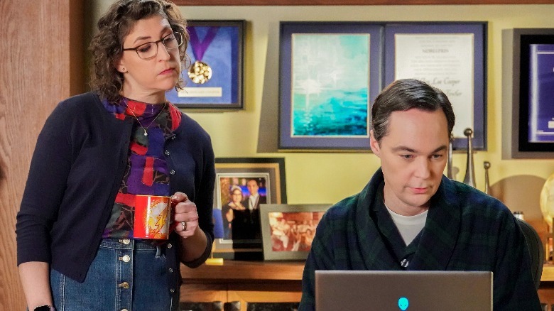 Young Sheldon Season 7 Finale Picture Reveals Mayim Bialik Return 